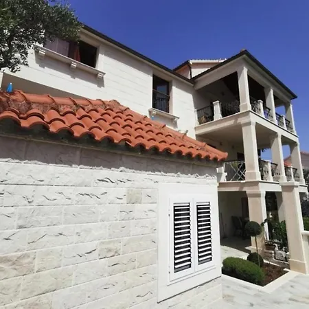 White House - With Balcony And Sea View 3 Apartman Supetar